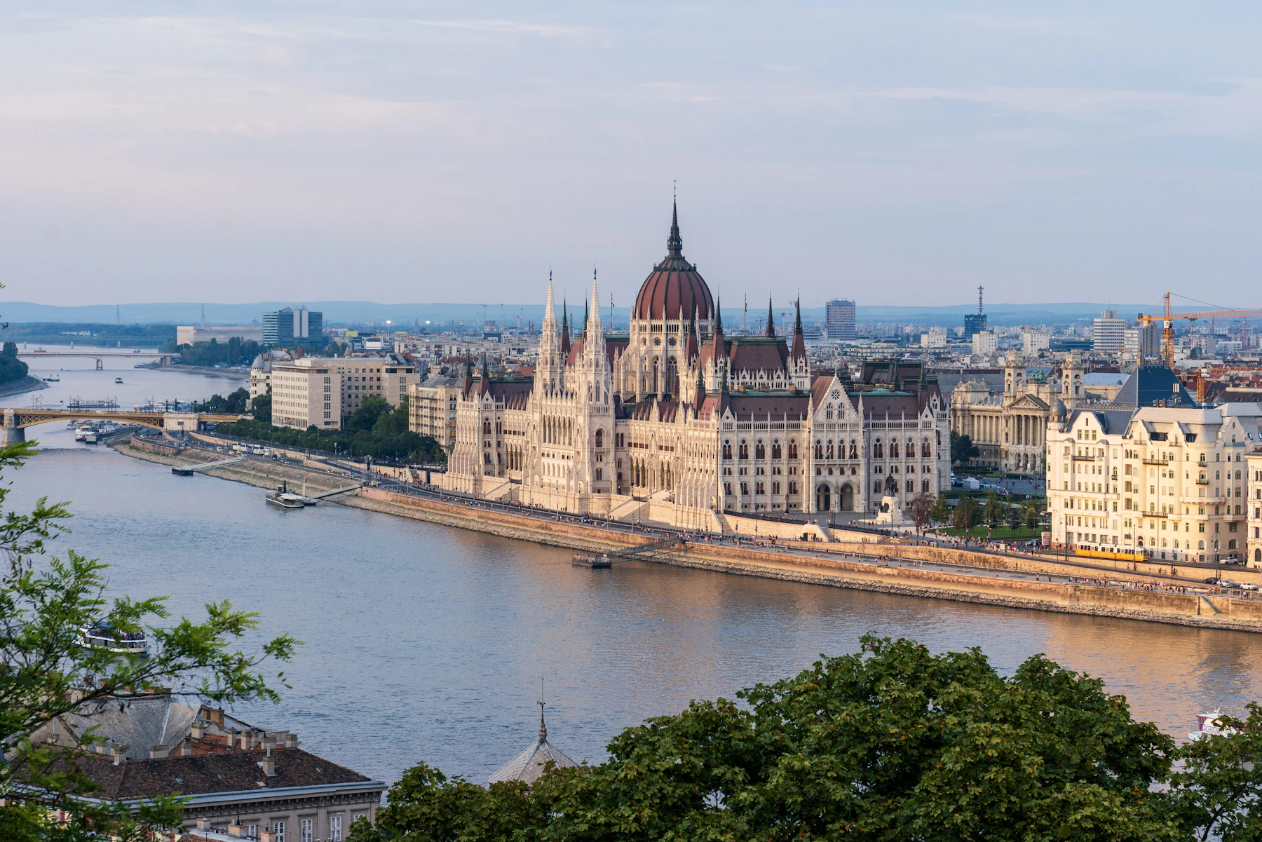 A budapesti Parlament a Duna partján